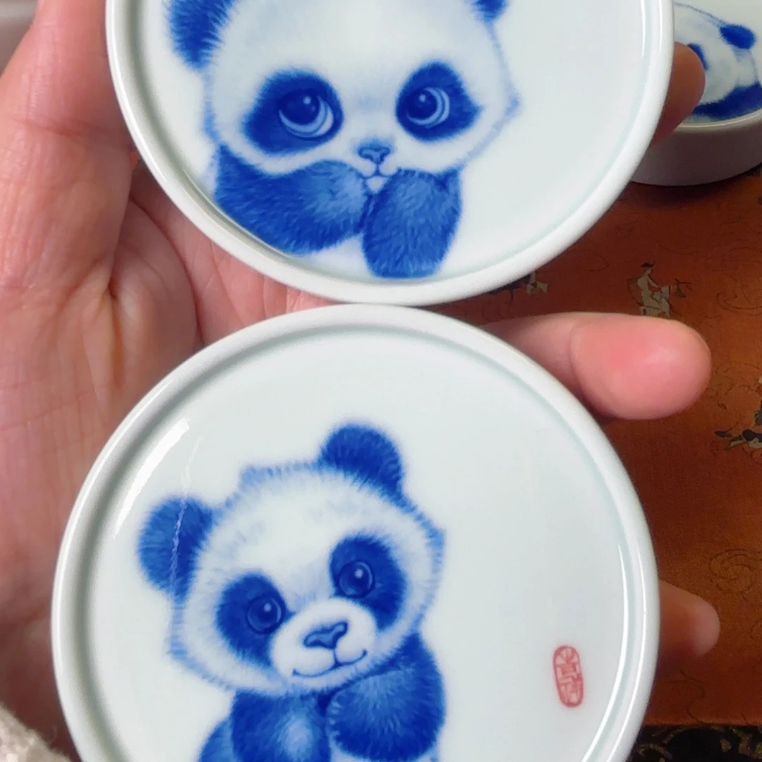 苏***山手工手绘熊猫盖置2个