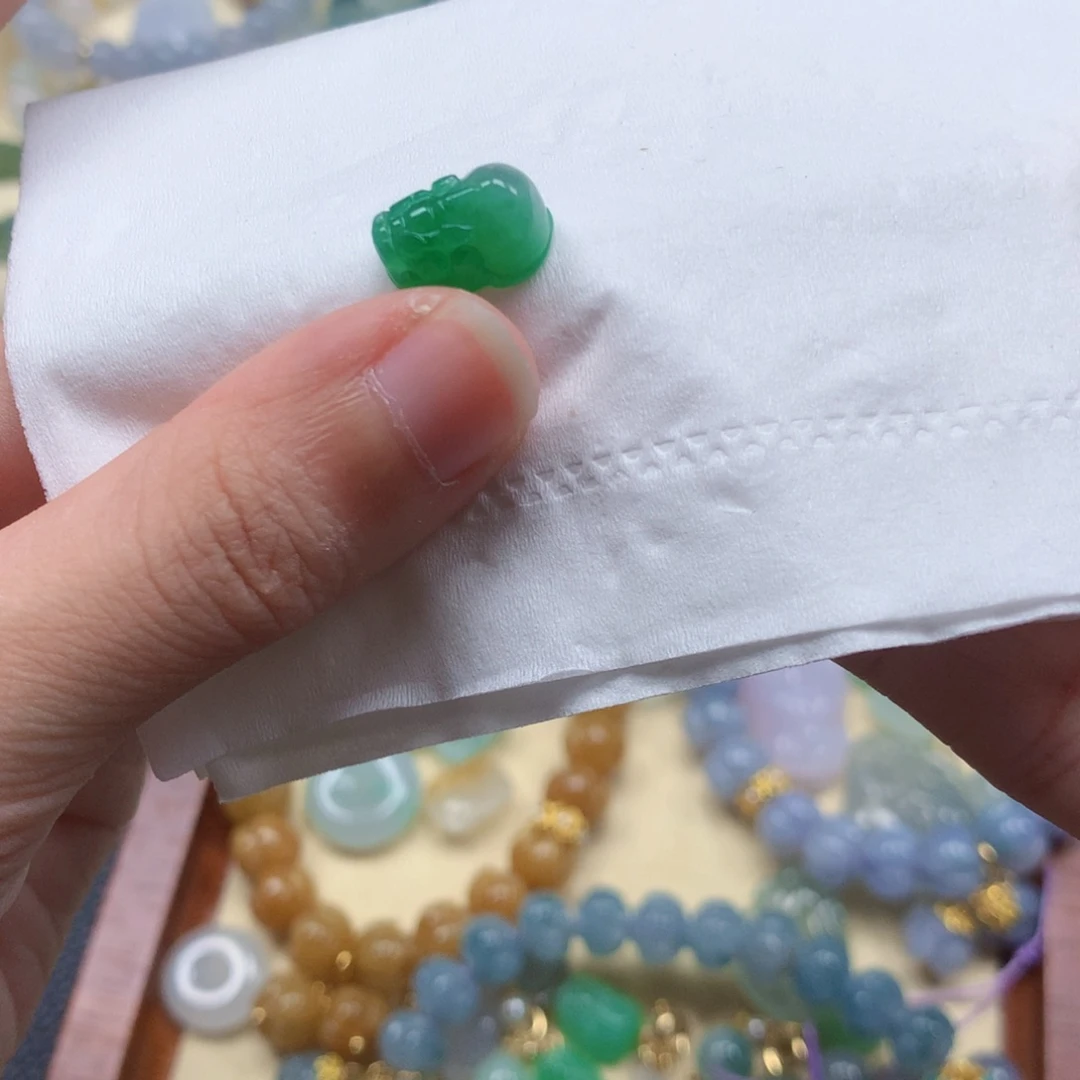 ****y翡翠未镶嵌颈饰闪