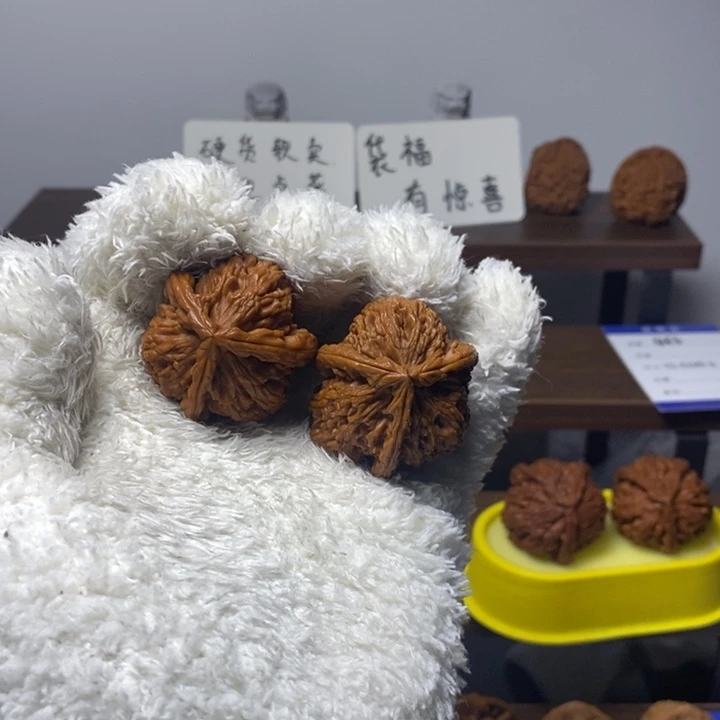 吊坠桃核白狮子三菱