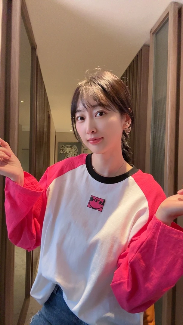 【张静芝】字母印花拼撞色边插肩袖T恤