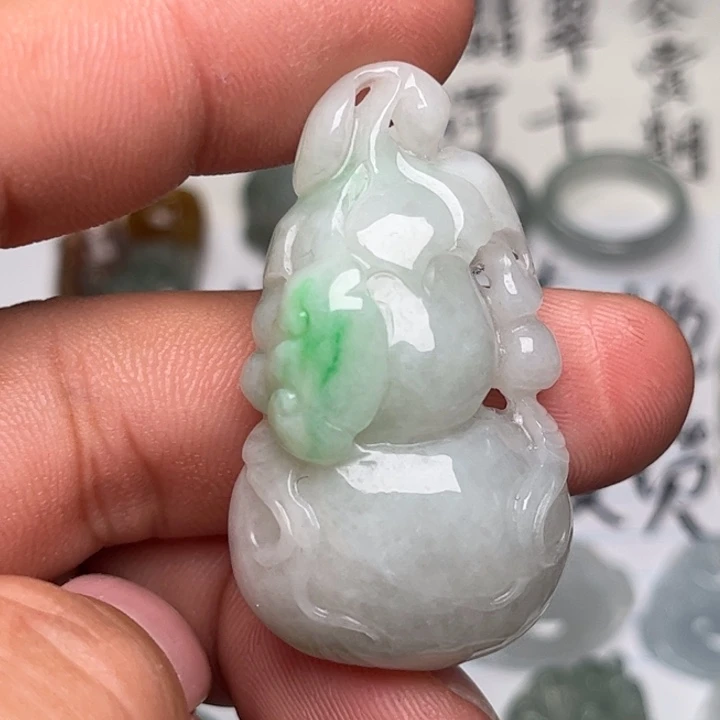 翡翠未镶嵌颈饰葫芦