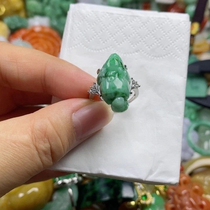 翡翠吊坠(赠链)未镶嵌