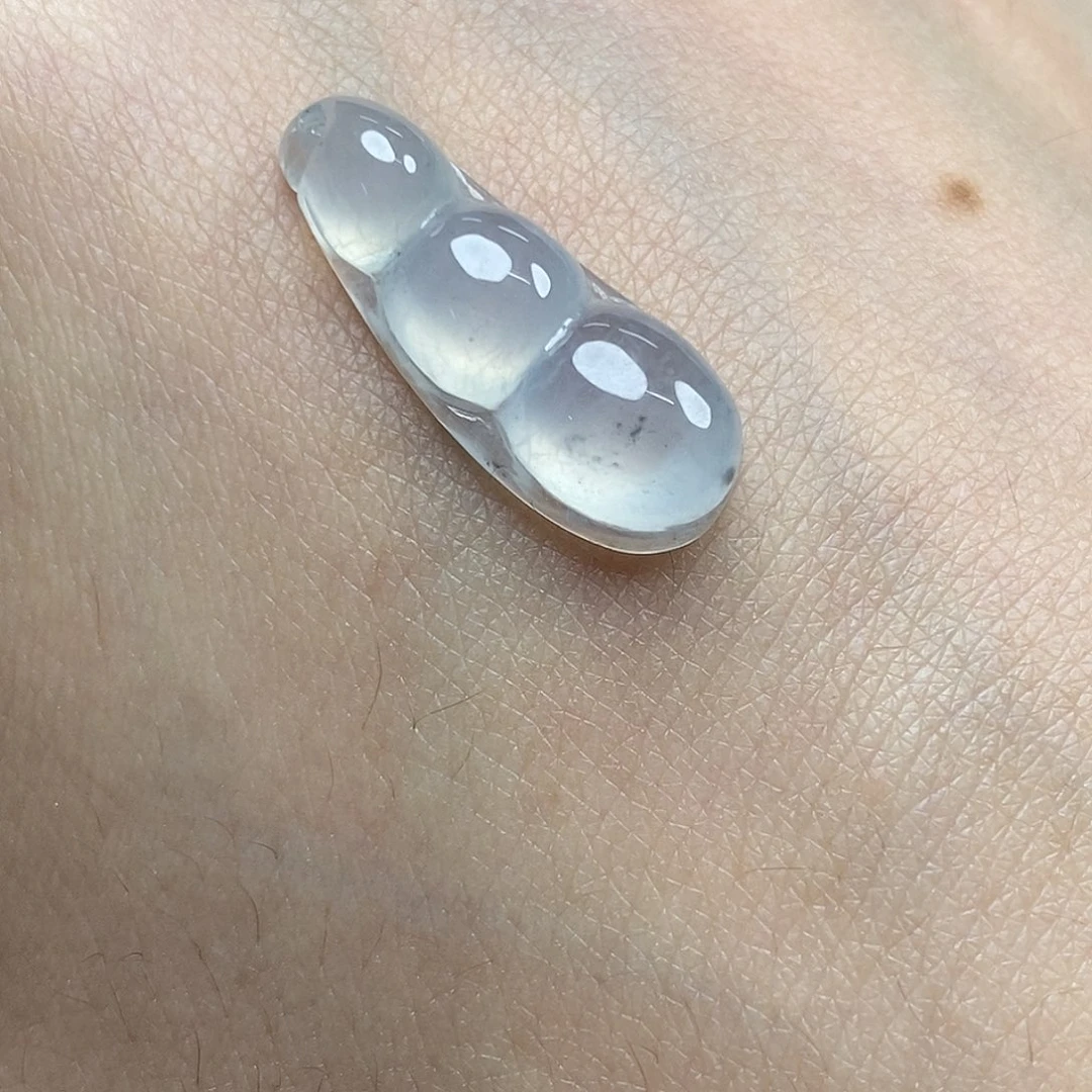 翡翠未镶嵌颈饰福豆