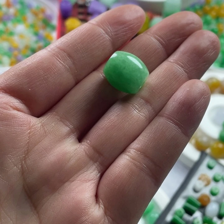 张***容非金属大卡绿色铜珠1颗