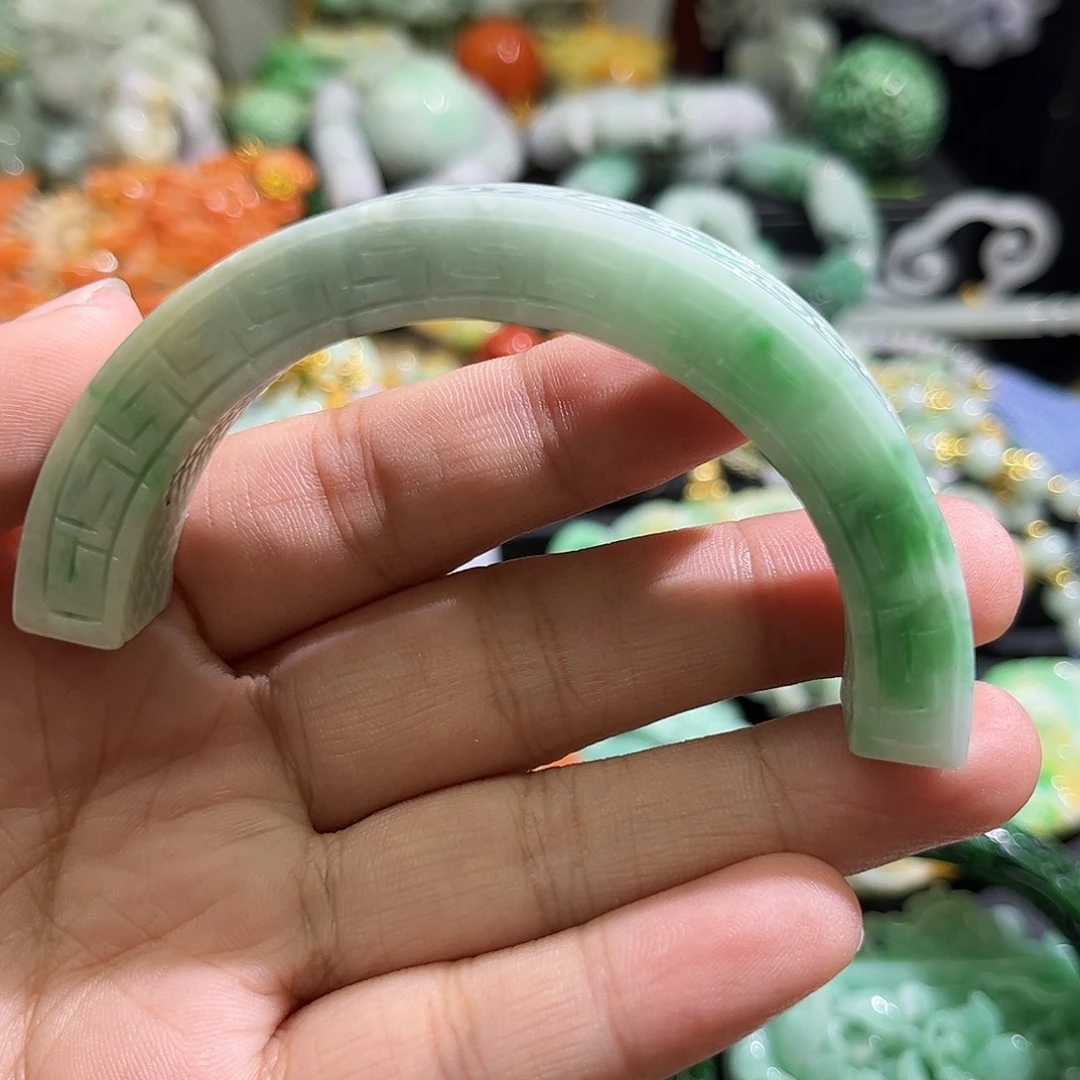 翡翠未镶嵌颈饰待编织