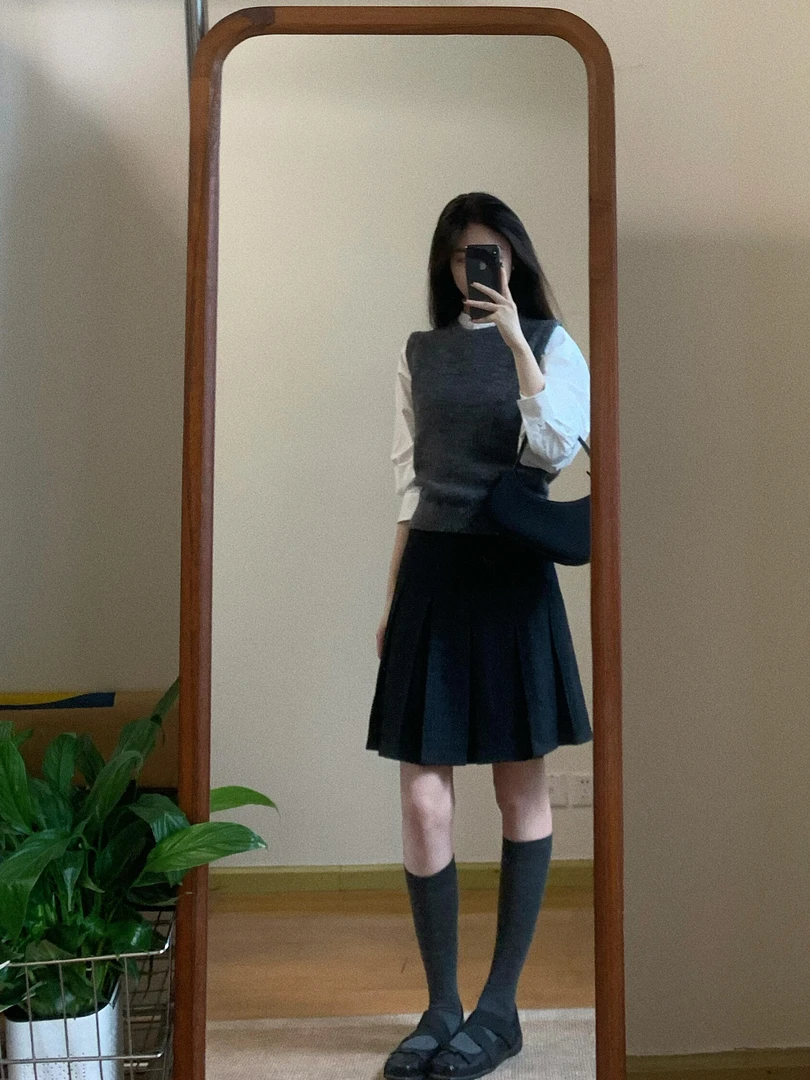 【洛菲小姐】韩系学院风高级感白色衬衫灰色针织马甲黑色百褶半身裙