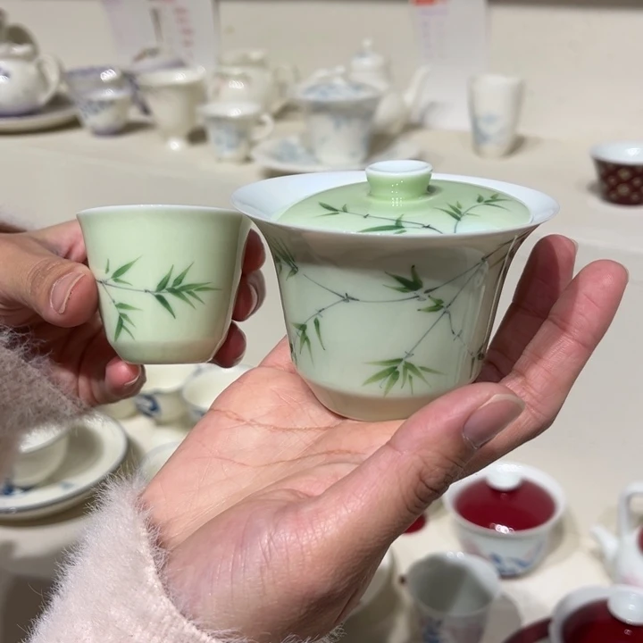 盖碗加茶杯4个。
