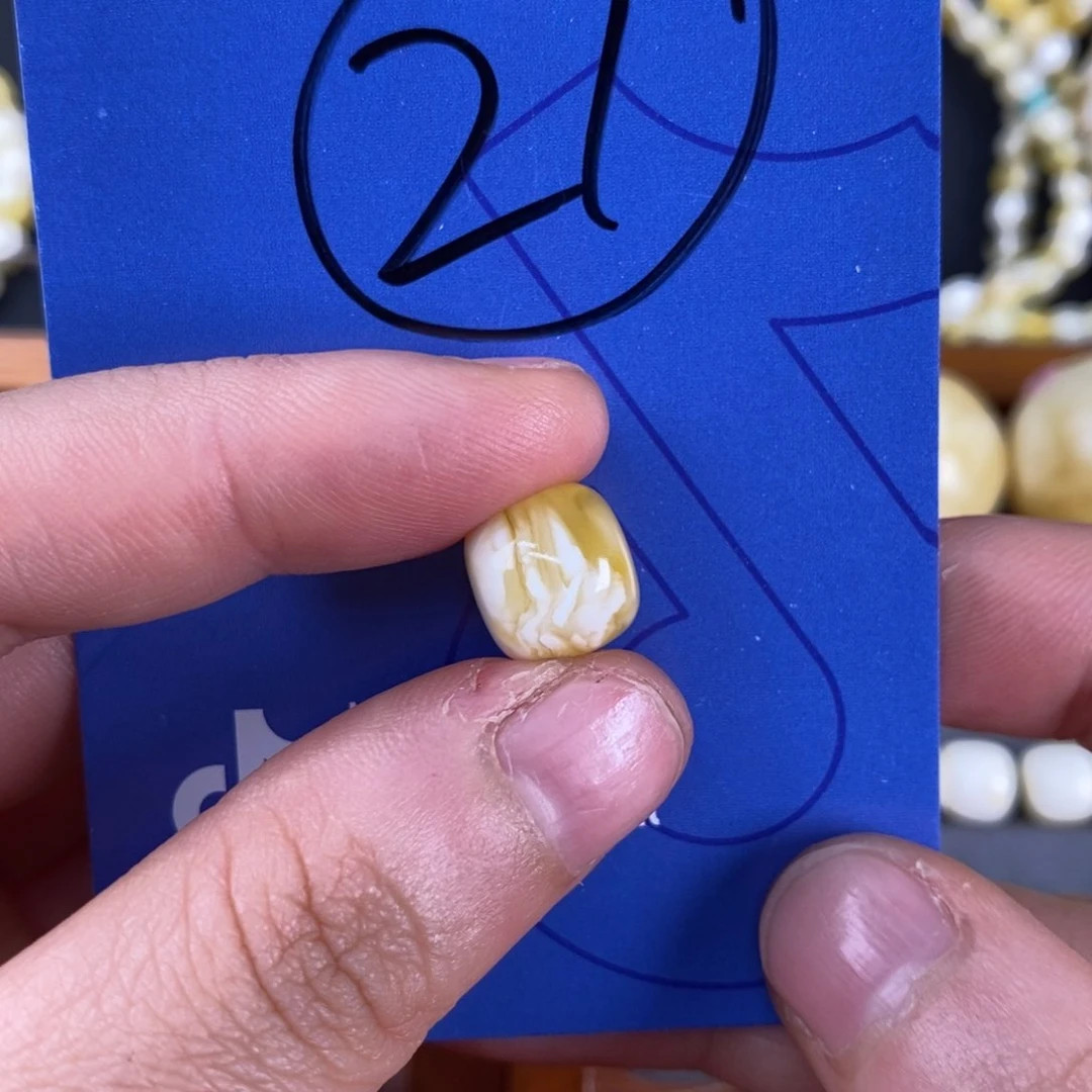 蜜蜡裸石未镶嵌向***笑蜜蜡