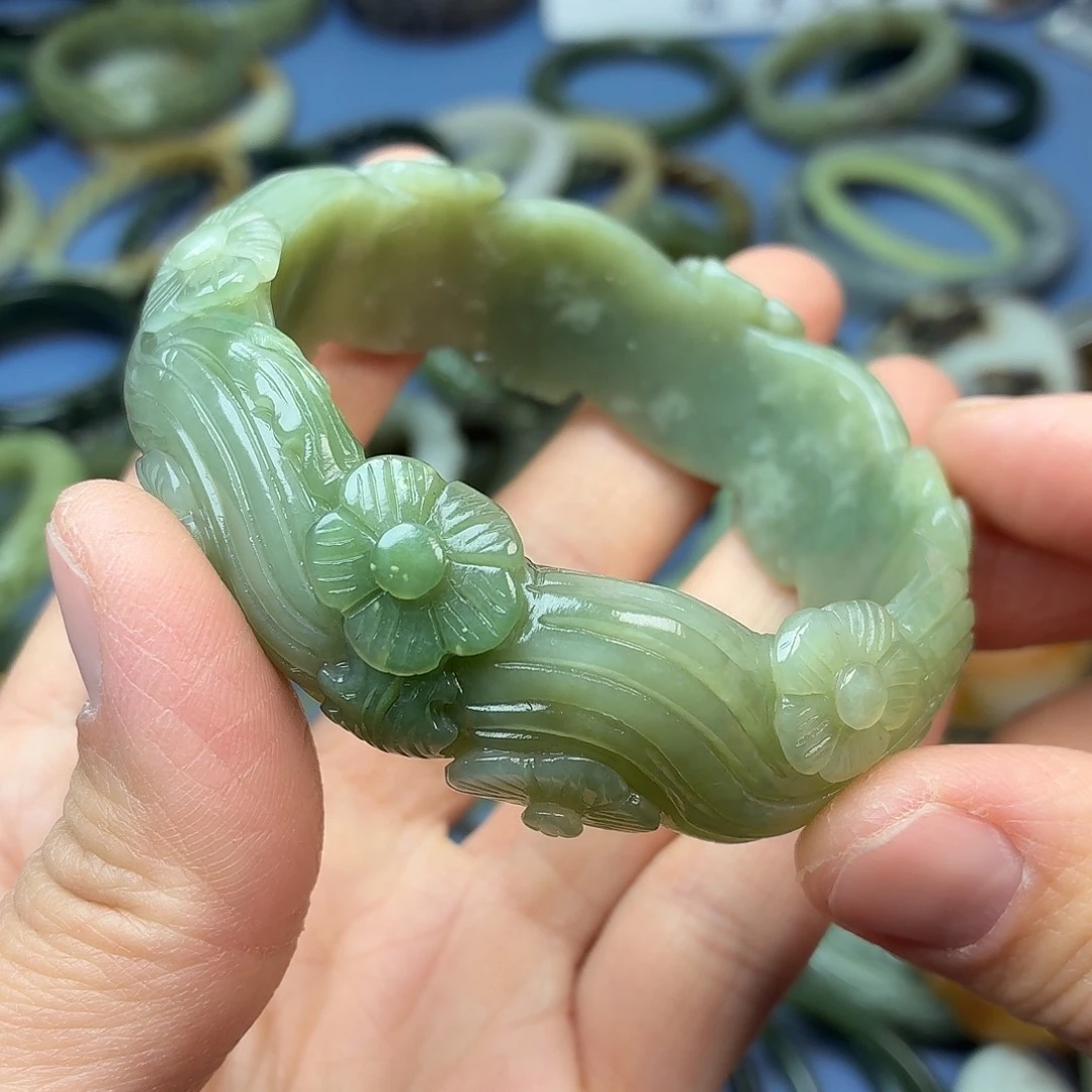 和田玉（青白玉）未镶嵌手镯020，圈口60mm梅花镯，带翠青