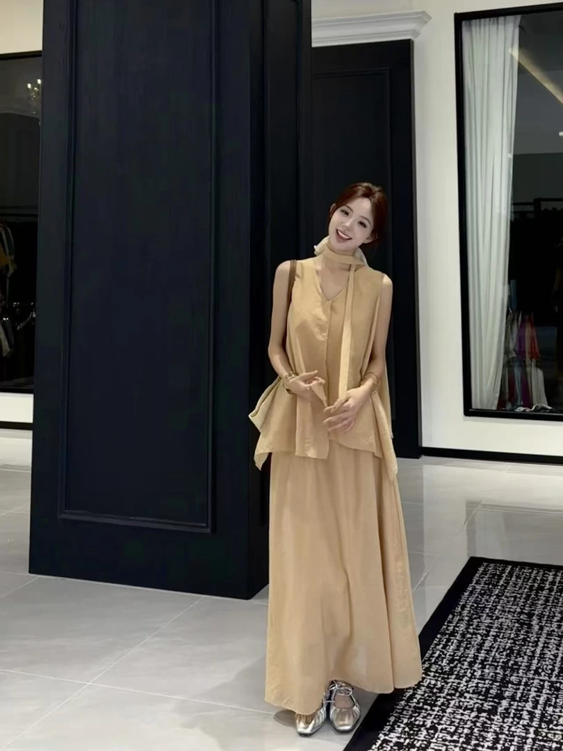 松弛感气质黑色V领挂脖吊带上衣搭配裙子夏季套装显瘦