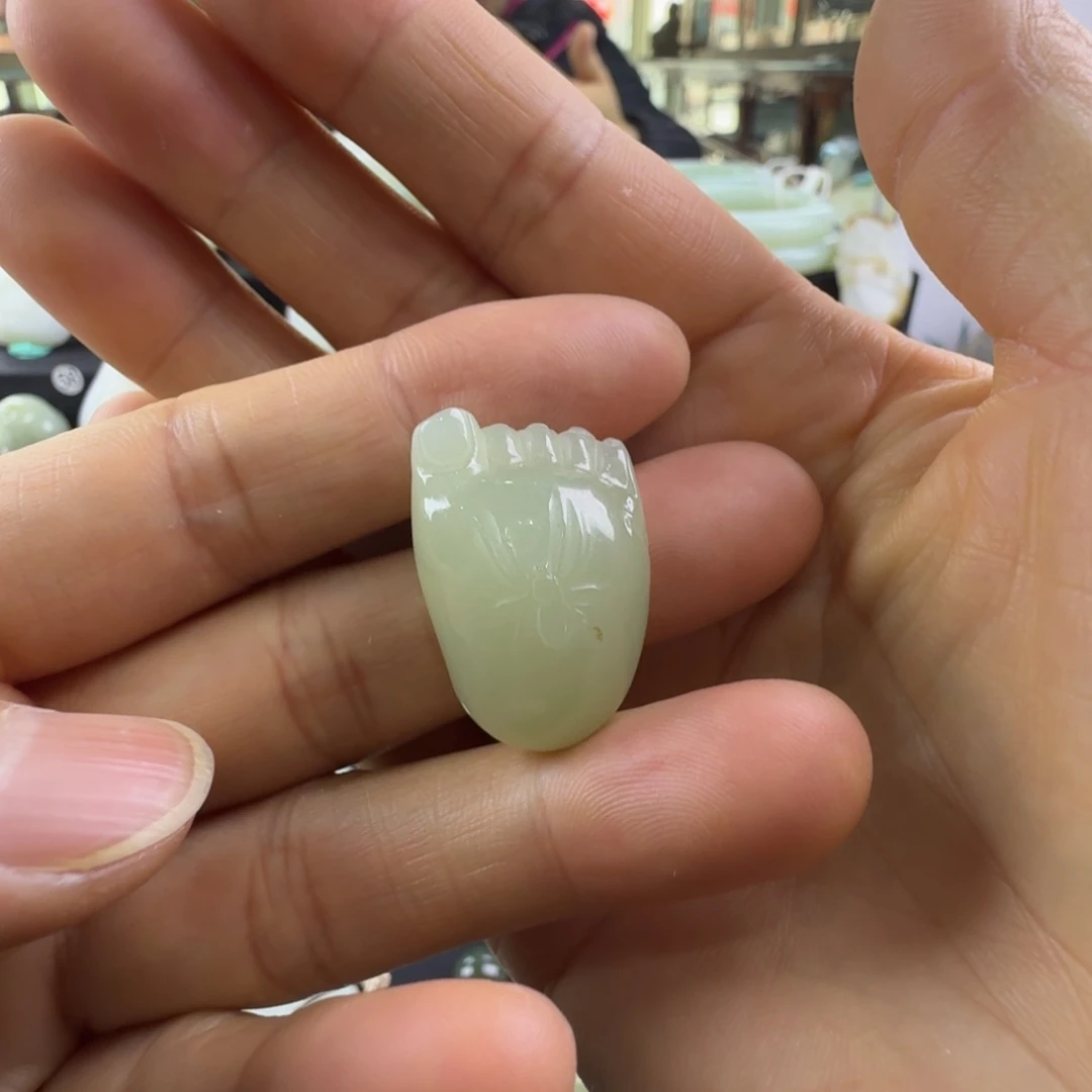 和田玉未镶嵌颈饰挂件