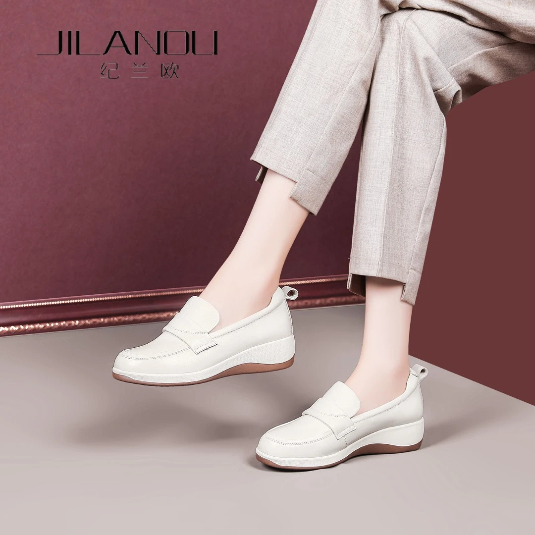 休闲真皮乐福鞋女2025秋新款白色软底妈妈单鞋圆头不累脚坡跟女鞋