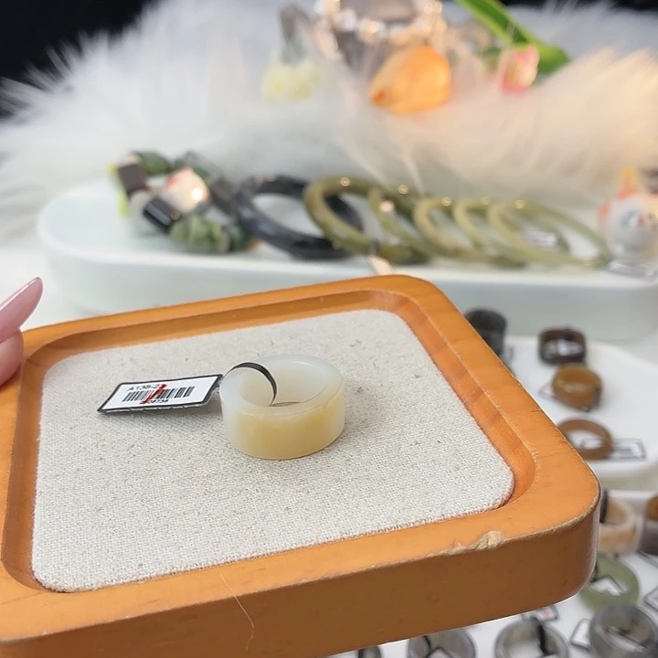 和田玉（糖玉）未镶嵌戒指t76一口糖直切直径17.3不退换