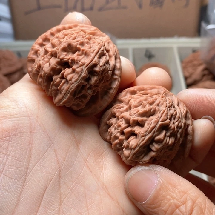 文玩核桃吊坠白狮子