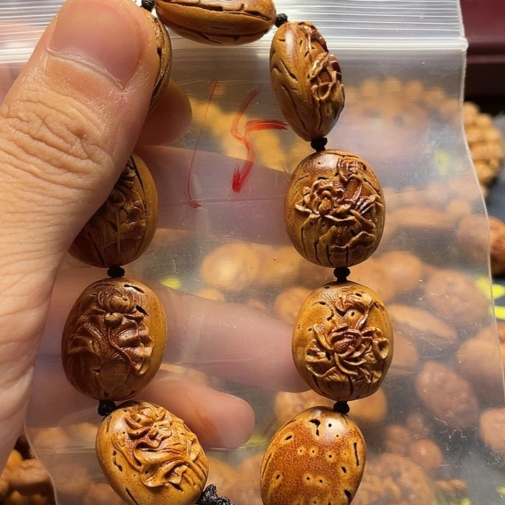 大桃核雕刻瑕疵莲花