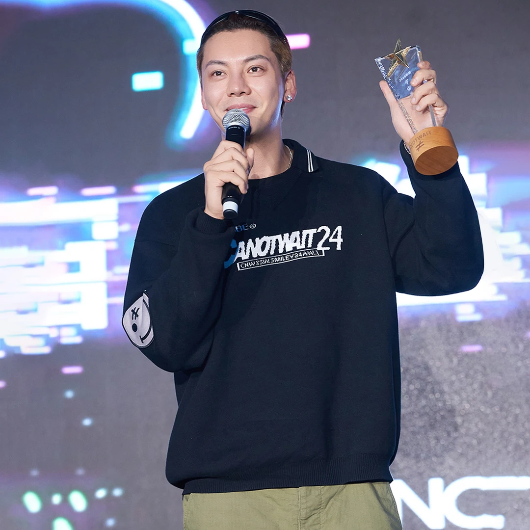 CANOTWAIT_陈伟霆S.W.SMILEY联名秋冬百搭宽松V领ins情侣毛衣