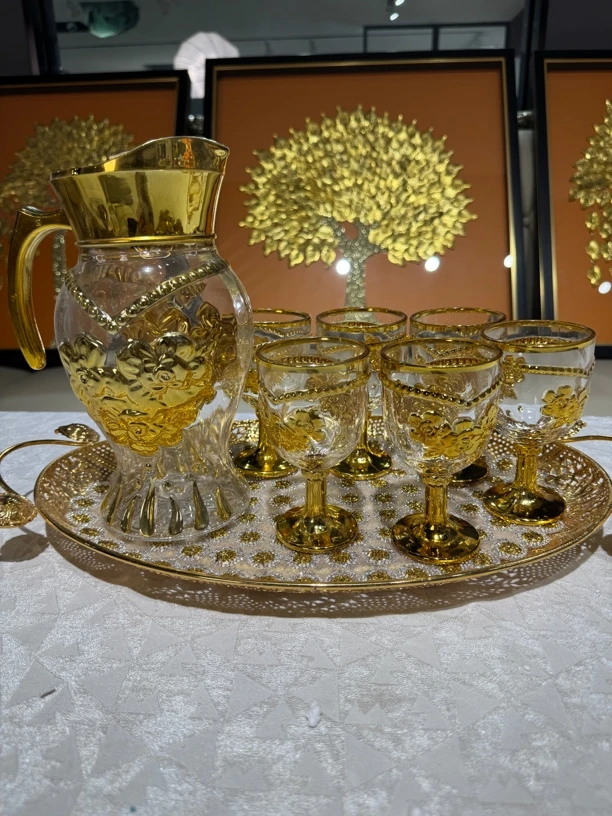 六杯一壶一盘盘子。