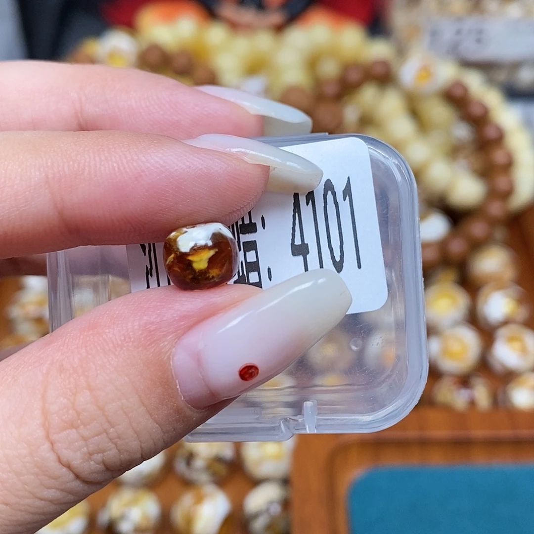 蜜蜡未镶嵌珠宝奇石4101