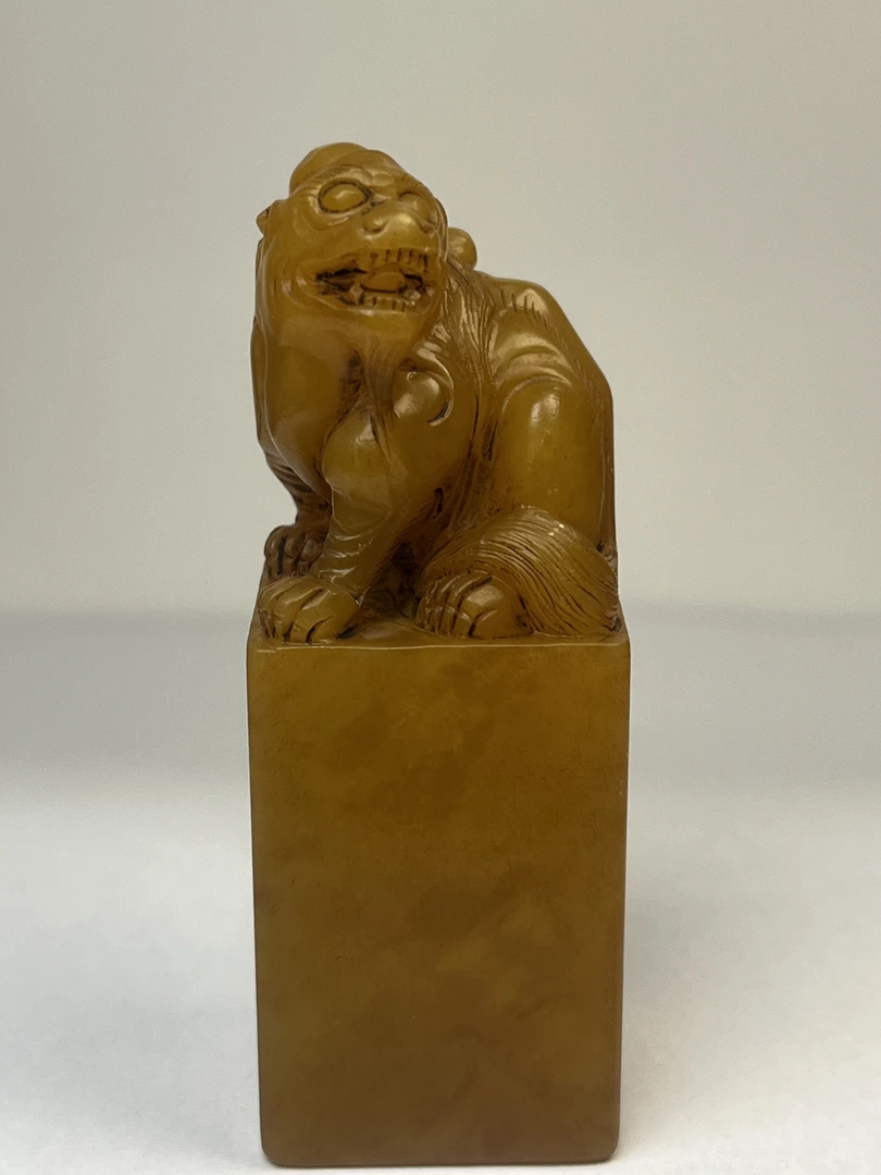 寿山石旧藏田黄冻印章瑞兽已包浆带丝纹通透93.9克7.1-2.6-2.6cm