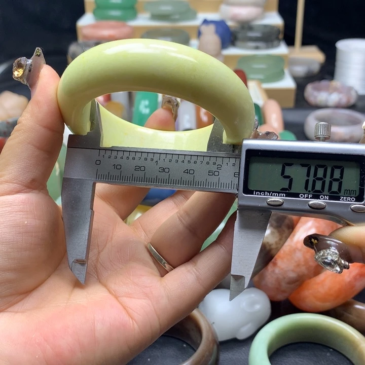 未镶嵌手镯石英质玉