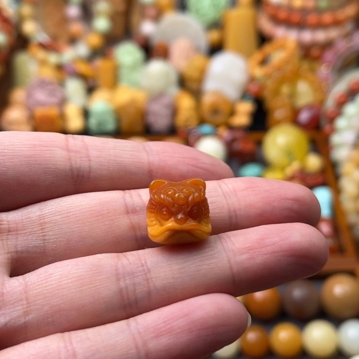 未镶嵌石英质玉（缅黄）珠宝半成品醒狮