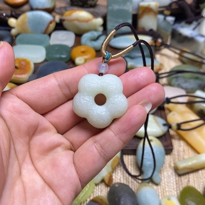 蛇纹石玉未镶嵌颈饰