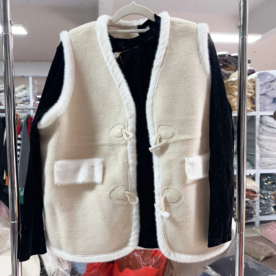秋冬羊羔2025洋气甜美新款保暖加厚背心无袖皮毛一体马甲外套