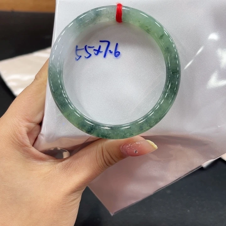 翡翠手镯未镶嵌翡翠