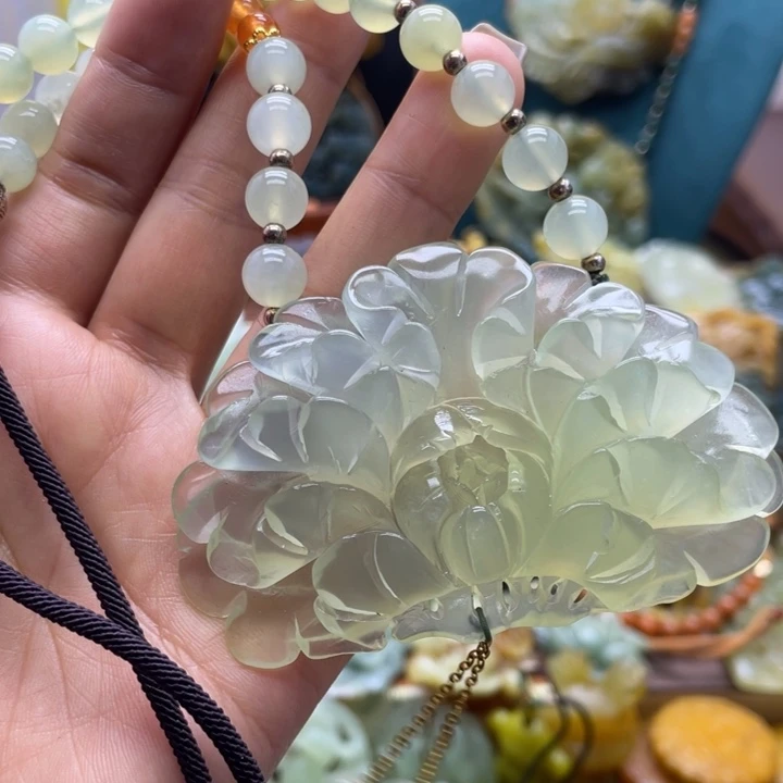 蛇纹石玉未镶嵌颈饰