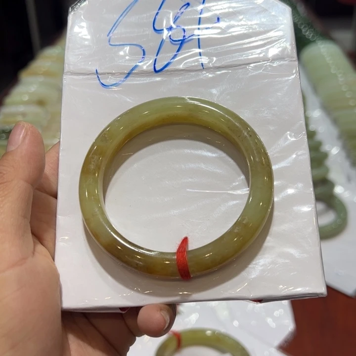 小***欣未镶嵌手镯和田玉