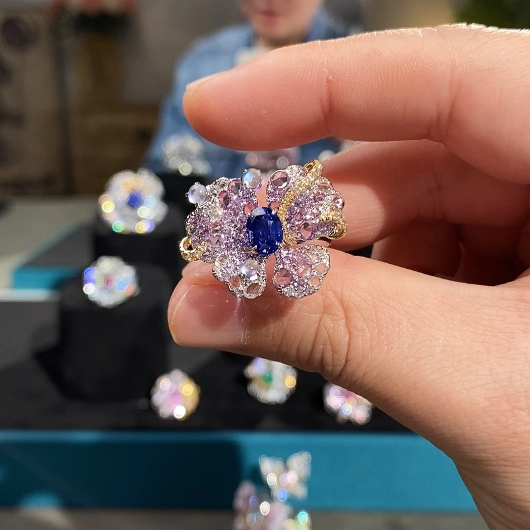 18K金镶嵌蓝宝石戒指吉尔德皇家蓝1.33ct