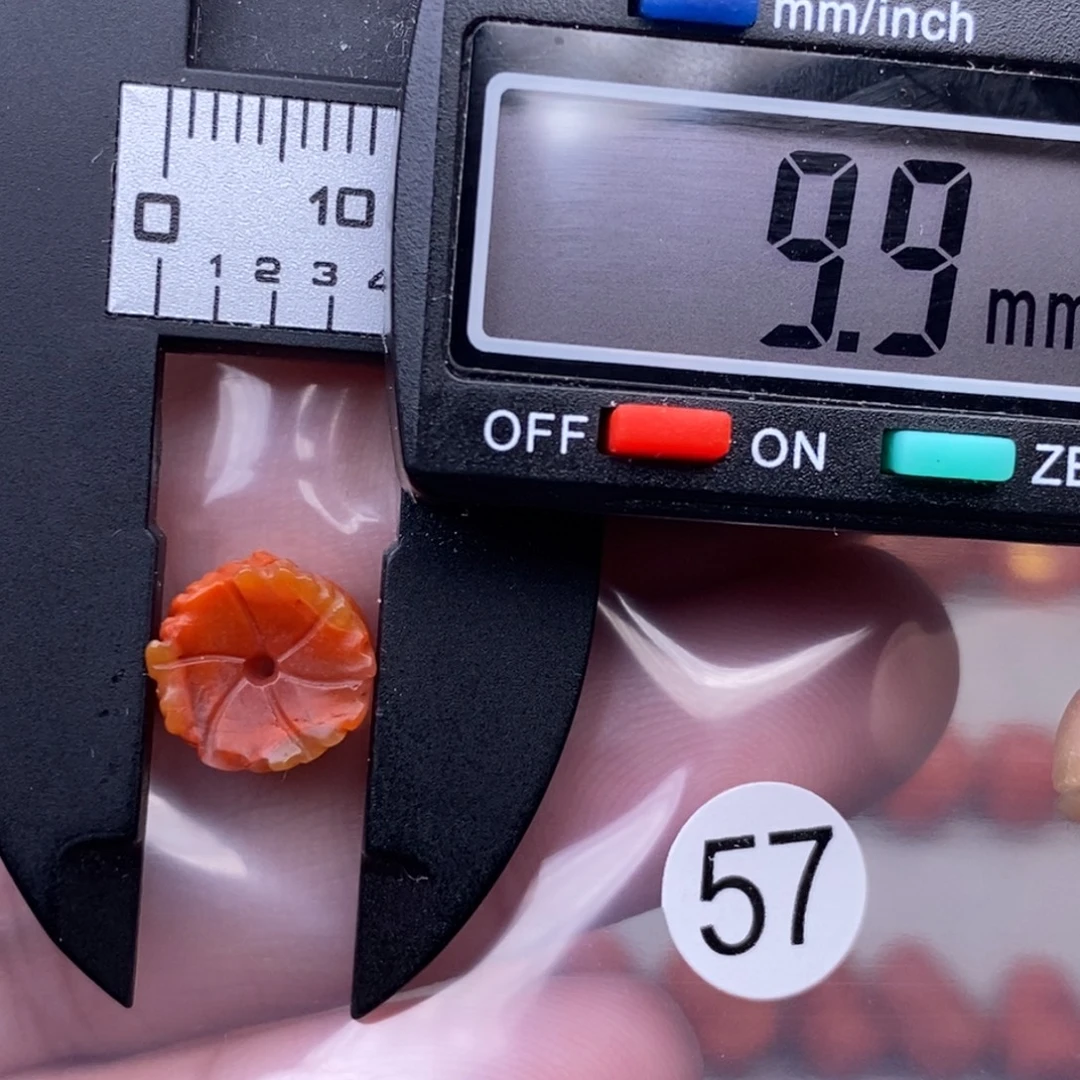 南红玛瑙未镶嵌配饰有瑕疵