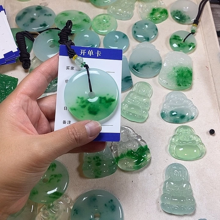 一***好翡翠未镶嵌颈饰平安扣