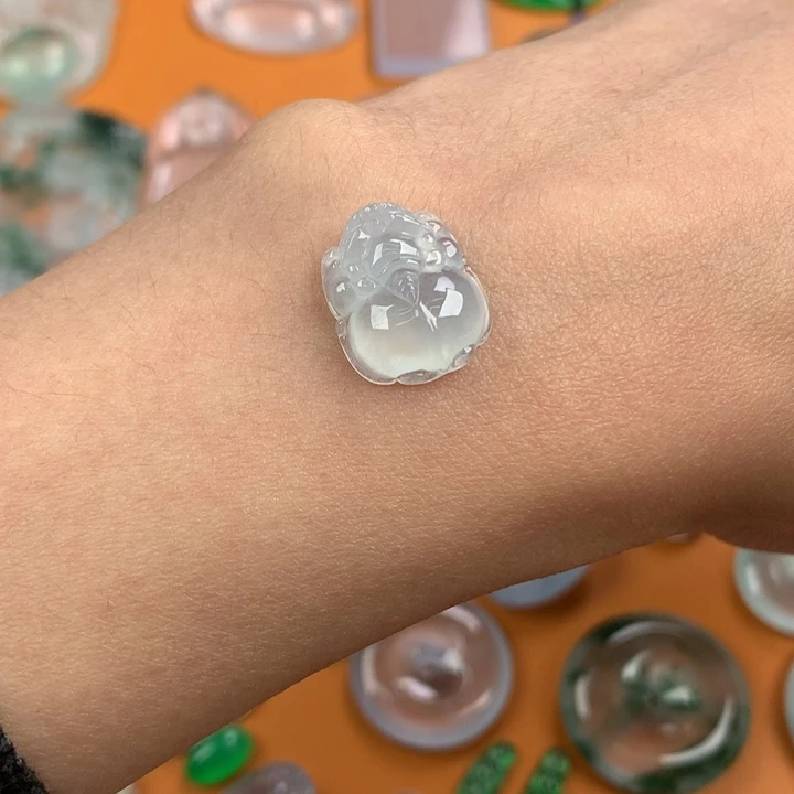 翡翠挂件未镶嵌…..