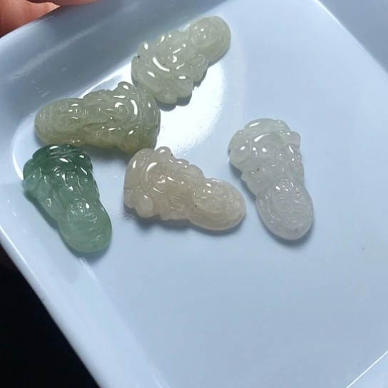 翡翠未镶嵌颈饰缅甸A货，每天下午1点半开播