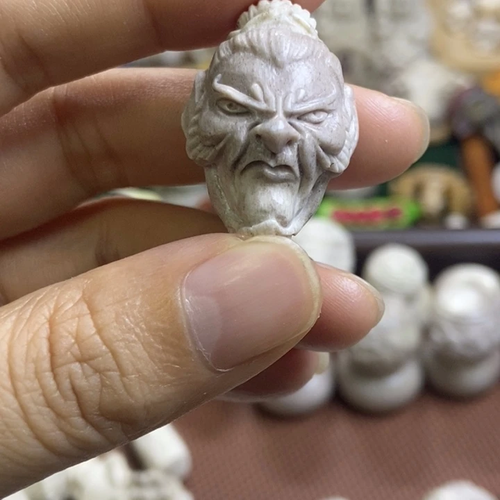 配饰鹿角雕刻一个出