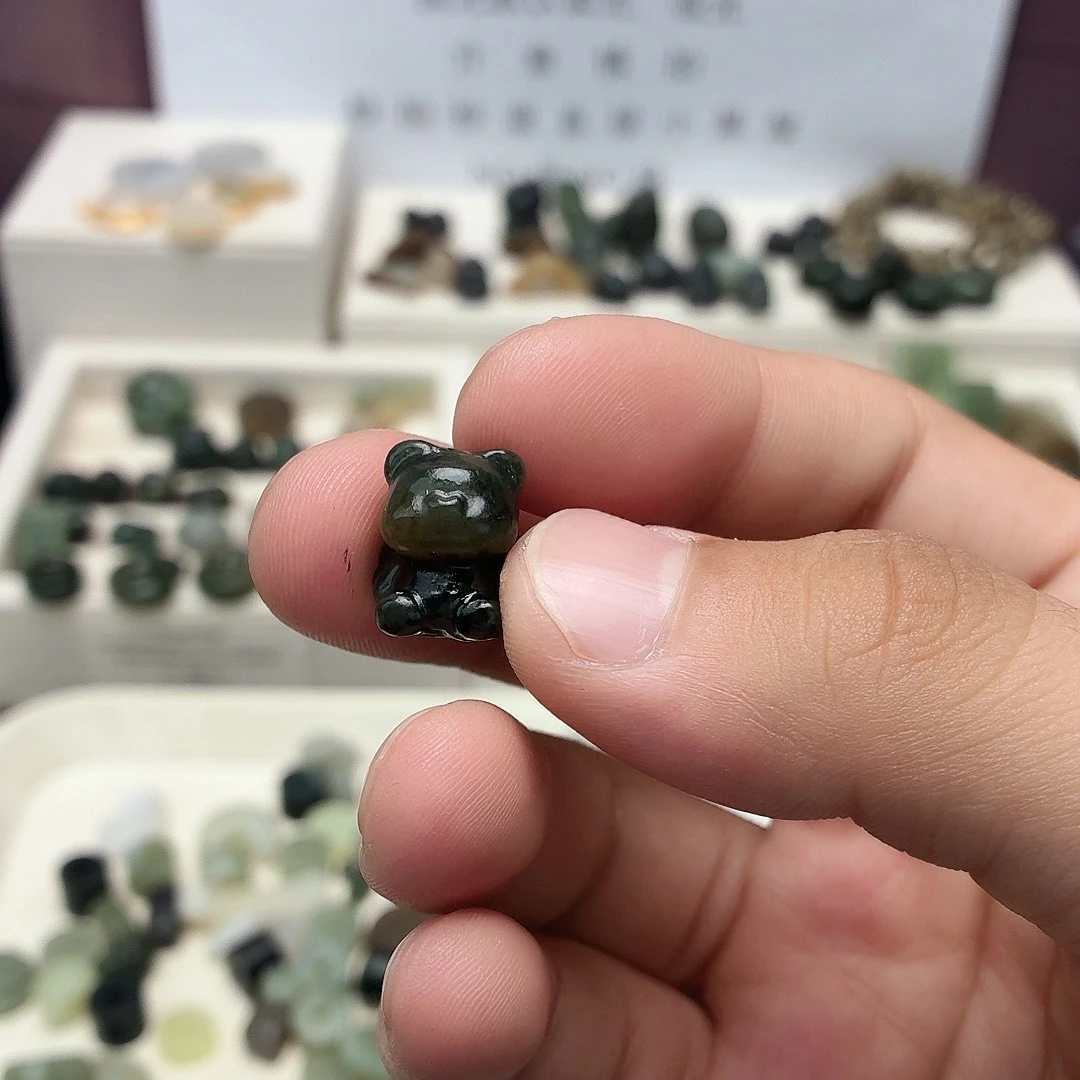 奥***哦和田玉未镶嵌颈饰