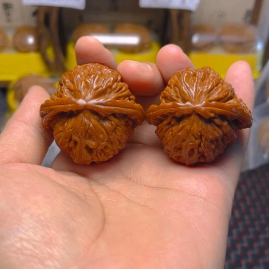 文玩核桃吊坠白狮