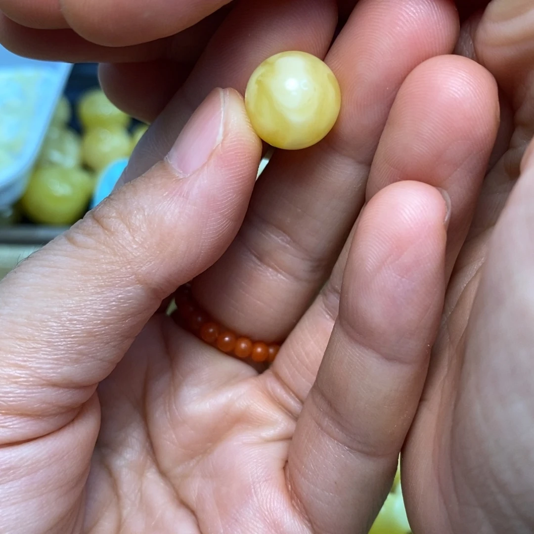 建***色裸石琥珀未镶嵌原矿蜜蜡配珠