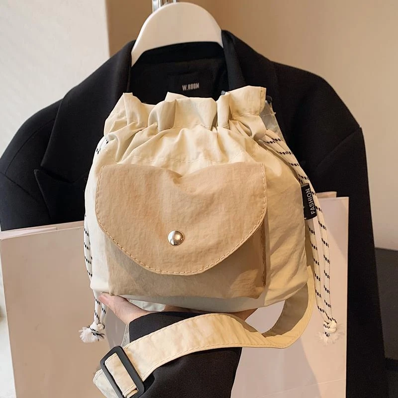 牛津布休闲小包包女斜挎包2024新款时尚撞色水桶包韩版通勤水桶包