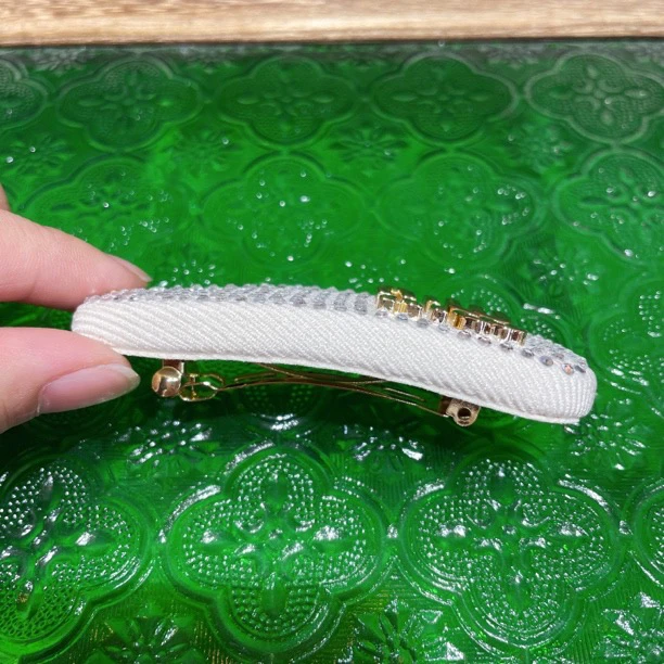 13935 妹妹 满白石米白色缎面弹簧夹