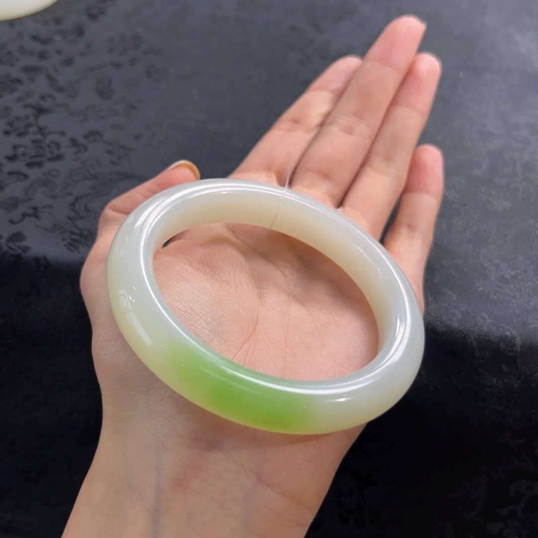 和田玉未镶嵌手镯