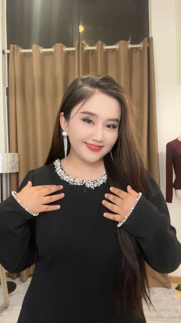 大码法式气质高级感重工长袖连衣裙女秋冬收腰梨形身材显瘦小黑裙