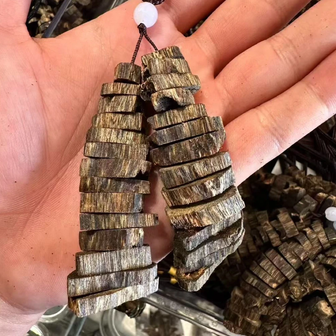 沉香海南莺歌绿奇楠沉香，车挂，