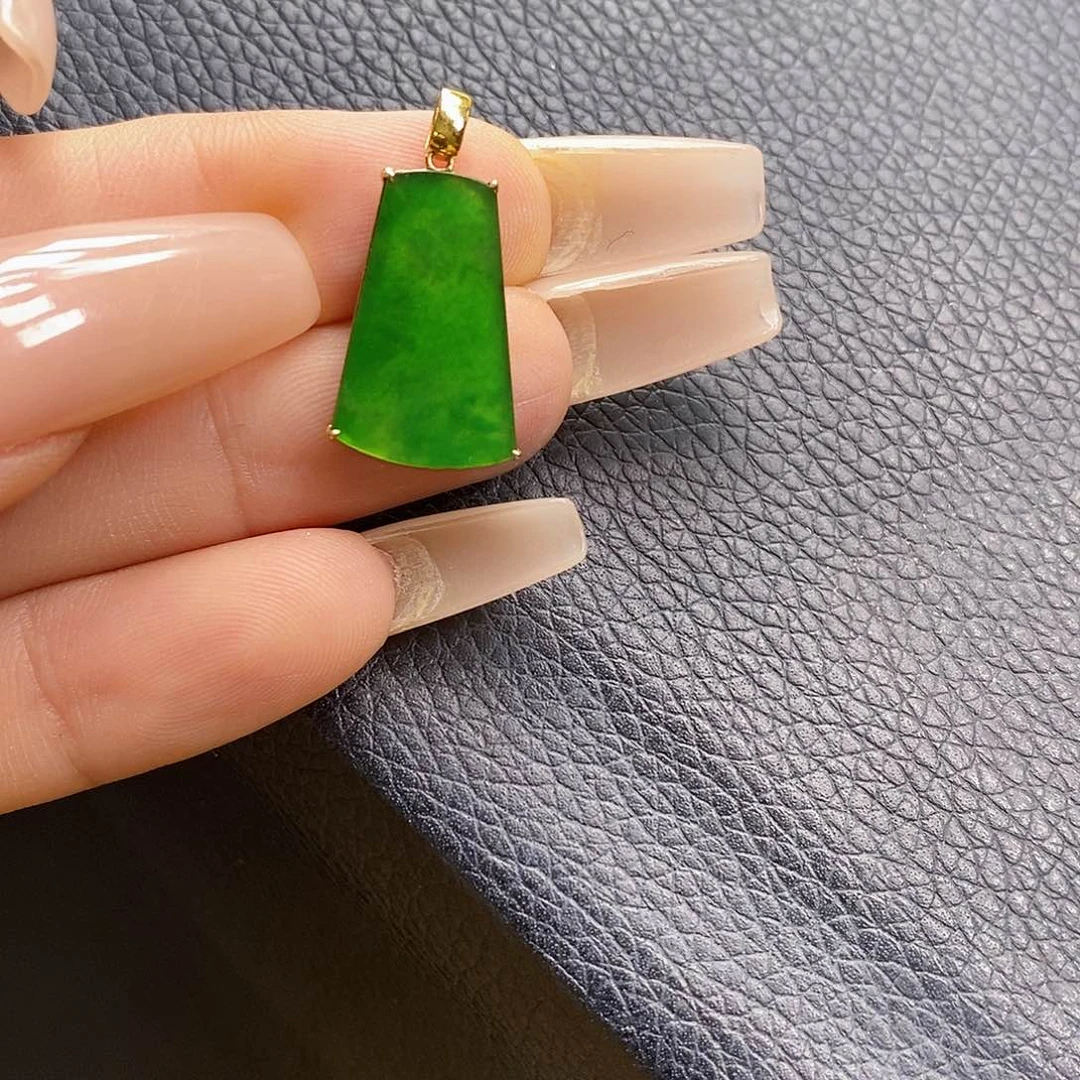 翡翠18K金镶嵌颈饰优****?翡翠