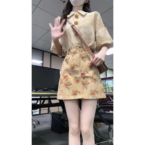 夏季套装女2025新款法式优雅气质杏色翻领扎染衬衫碎花短裙两件套