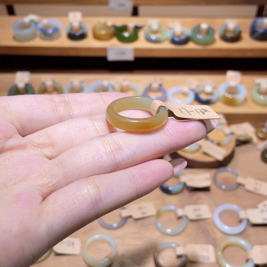 和田玉未镶嵌戒指有瑕疵18.2