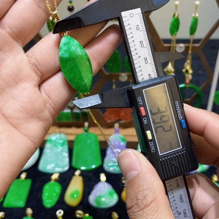 翡翠颈饰未镶嵌吊坠