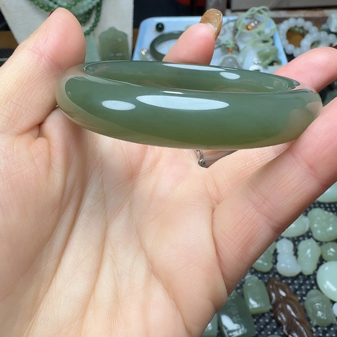 和田玉未镶嵌手镯