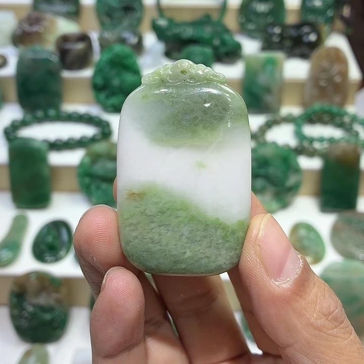 独山玉未镶嵌颈饰三五牌